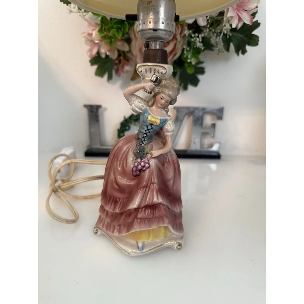 Vintage Victorian Figural Boudoir Lamp 10